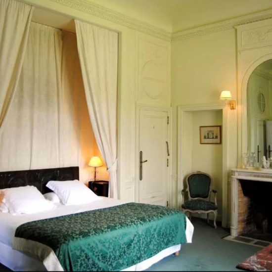 Chambre du château hôtel décorée et meublée avec raffinement pour garantir le confort et l'élégance
