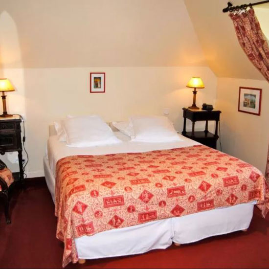 Chambre du château hôtel décorée et meublée avec raffinement pour garantir le confort et l'élégance